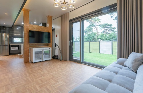 Chogaesan House | Taean Aloha Oe Pet Pool Villa