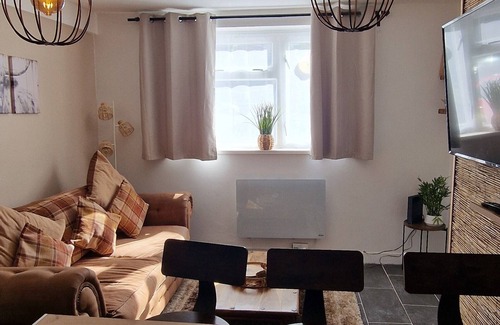 Gabalfa Apartment | Taff Cottage - Stylish family friendly gateway by River Taff with free parking