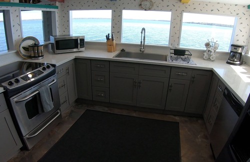 Crescent City House | Tahiti Style 5 STAR OVER-WATER BUNGALOW + Lake House Blue + YouTube Video's PETS