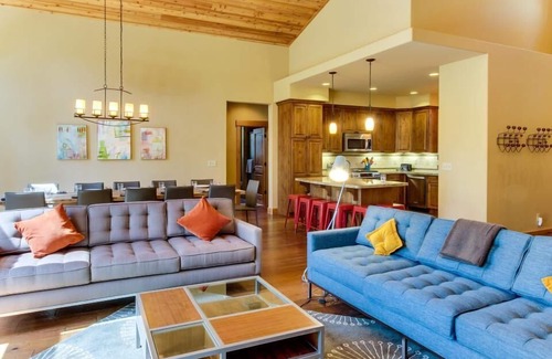 Truckee House | Tahoe Donner modern: Perfect for 3 families! 3 King/6 Twin. 4 BA, Cook's Kitchen