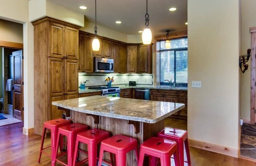 Truckee House | Tahoe Donner modern: Perfect for 3 families! 3 King/6 Twin. 4 BA, Cook's Kitchen