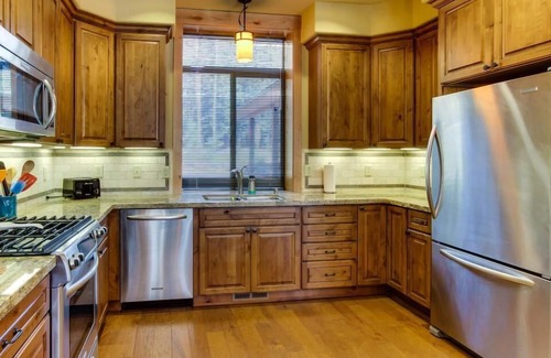Truckee House | Tahoe Donner modern: Perfect for 3 families! 3 King/6 Twin. 4 BA, Cook's Kitchen