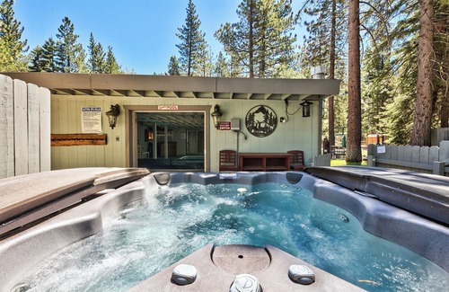 Christmas Valley Cabin | TAHOE RANCH, SUMMERTIME POOL, HOT TUB, ON RIVER, 3BD, 2 BA, FAMILY & DOG OK WALK