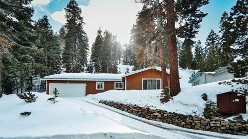 Upper Kingsbury House | Tahoe Trail Retreat - Steps from the TRT