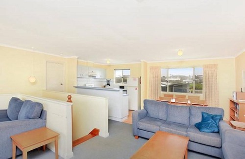 Middleton House | Tahren Beachfront Shack: Your Budget-Friendly Getaway Where Pets Are Welcome