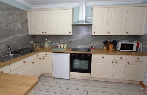 Homore Cottage | TAIGH DHONNCHAIDH, family friendly in Isle Of Benbecula