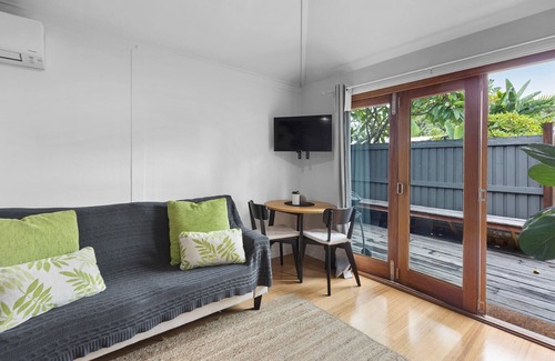 Suffolk Park Apartment | Tallows Studio - 2 min walk from the beach & dog friendly