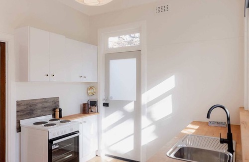 Trevallyn Apartment | Tamar Views & Mid-Century Vibes