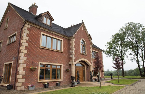 Omagh House | Tara Manor - Family gatherings, intimate weddings, golfing trips & hen parties