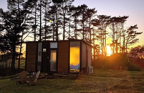 Midhirst House | Taranaki Creekside KIWI by Tiny Away