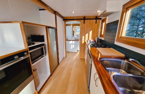 Tarras House | Tarras Tiny Haven Stargaze, Unwind, Wake to Mountain Views