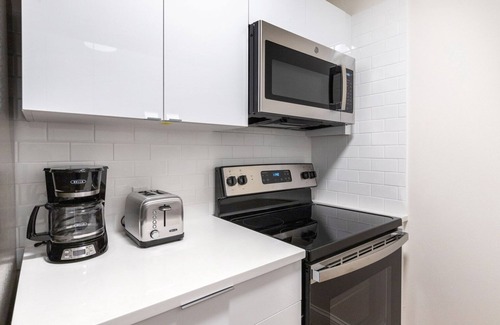 Allston Apartment | Tasteful Allston 2BR, nr Boston U & Green Line, by Blueground