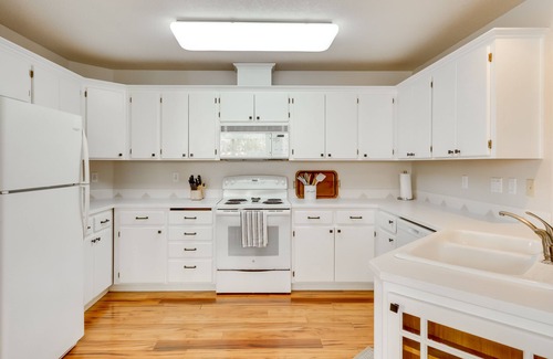 Sherwood - Tualatin North House | Tasteful Tualatin Home: 40 Mi to Willamette Valley