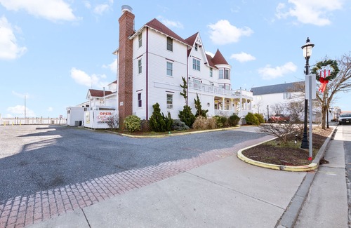 Somers Point House | TAVERN ON THE BAY HOTEL - Bugsy Siegel Suite