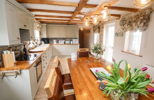 North Somercotes Cottage | TAWNY OWL COTTAGE, pet friendly, with hot tub in North Somercotes