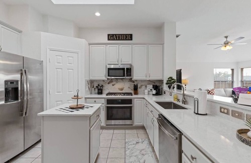 Lewisville House | TCH - Spacious 4bd/2ba home in Lewisville w/Office