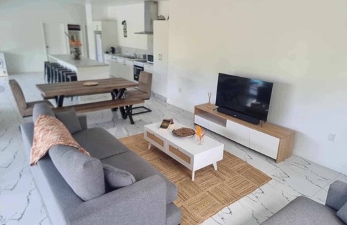 Muri Villa | Te Aro Villa 1nBrand new 3 brm villa with pool in Muri.