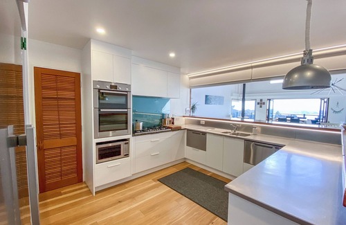 Te Ngaire House | Te Koha luxury hillside beach estate set on 1.6 acres: House and Villa