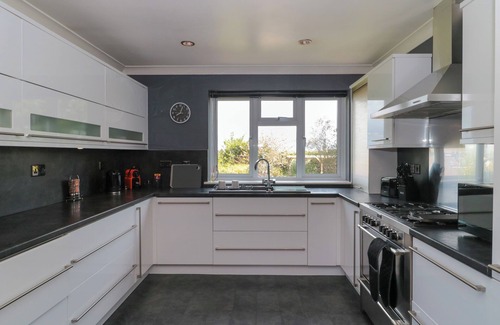 Bridgwater House | TE PAPA, family friendly, with hot tub in North Petherton