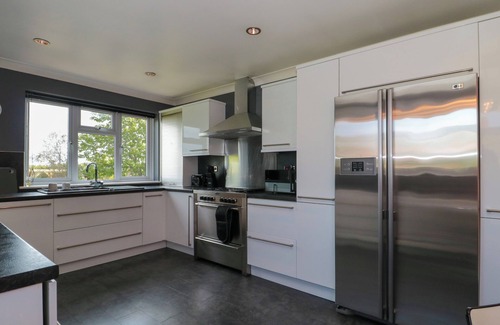 Bridgwater House | TE PAPA, family friendly, with hot tub in North Petherton