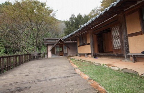 Hadong Bed & Breakfast | Tea Field Guest House