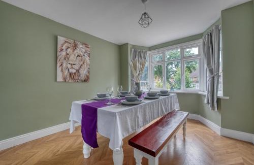 Seisdon House | Team Accomodation 4 Bedroom Free Parking WiFi Moseley Birmingham near City Centre NEC BHX