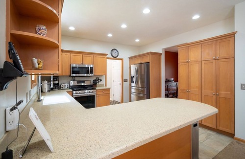 Rockford House | Team house! Spacious 7-bedroom house, fitness room and WiFi in lovely Rockford