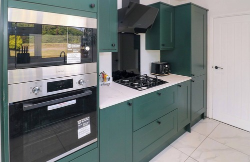 Bridgend Cottage | TEGFAN, pet friendly, with hot tub in Bridgend