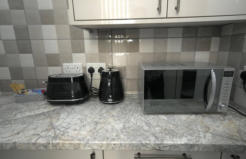 Oakengates Apartment | Telford - Apartment - Sleeps 5