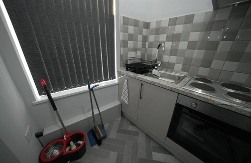 Oakengates Apartment | Telford - Apartment - Sleeps 5