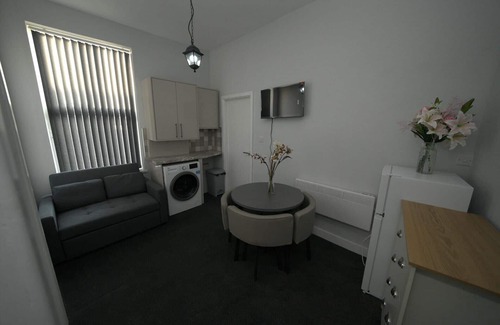 Oakengates Apartment | Telford - Apartment - Sleeps 5
