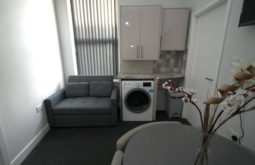 Oakengates Apartment | Telford - Apartment - Sleeps 5