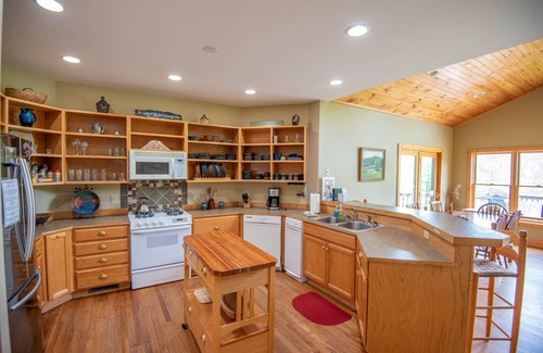 Crumpler House | Temenos on the New River - Easy River Access - Yard Space - Ping Pong