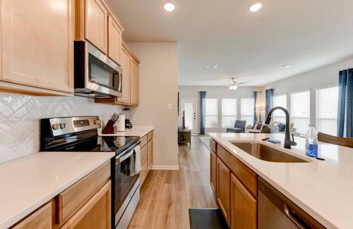 Temple House | Temple 3BR Home 4 Beds, Great