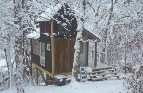 Nauvoo Cabin | Ten Acre Treehouse "Whitetail" Sleeps 2-4