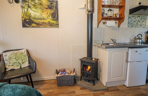 Hadlow Down Cottage | TENCH HUT, pet friendly, character holiday cottage in Crowborough