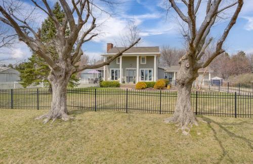 Charles City House | Tennis Court and Deck Pet-Friendly Charles City Gem