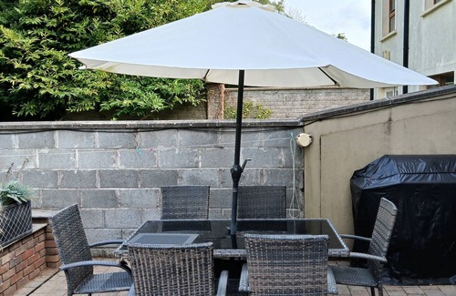 Kenmare House | Terraced house in private estate 10 minute walk to kenmare bars and restaurants