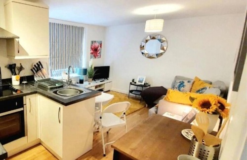 Boscombe Condo | Terrific Sea Breeze 2-bedroom condo with Parking in charming Bournemouth