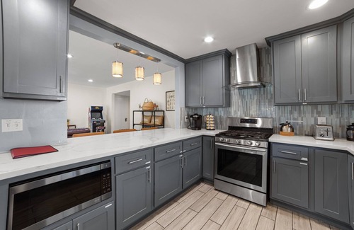 Riverside House | TESLA/EV Charger KING BED CanyonCrest Neighborhood