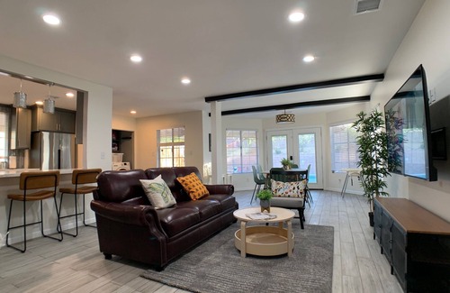 Riverside House | TESLA/EV Charger KING BED CanyonCrest Neighborhood