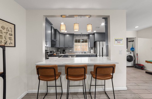 Riverside House | TESLA/EV Charger KING BED CanyonCrest Neighborhood