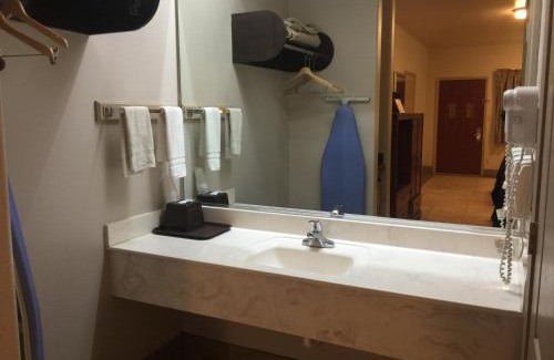 Edinburg Hotel | Texas Inn and Suites City Center at University Dr.