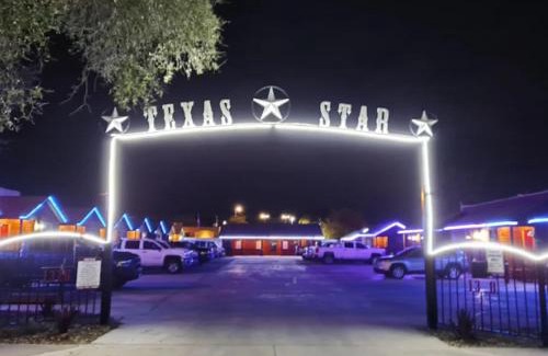 Floresville Hotel | Texas Star Lodges