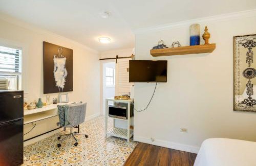 Riverside Terrace Apartment | Texas Studio with Pool Access, 1 Mi to TDECU Stadium