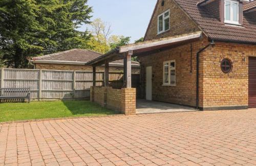 Wraysbury House | Thames Retreat