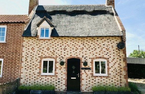 Sea Palling Cottage | Thatched Beach Cottage - Sea Palling - family & dog friendly