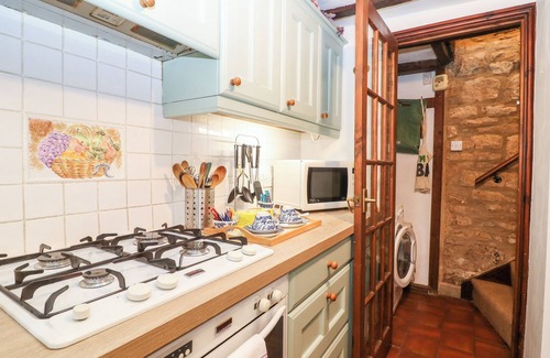 Chipping Campden Cottage | THATCHED COTTAGE, romantic, with a garden in Chipping Campden