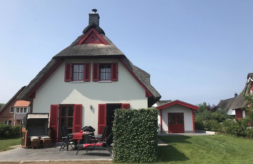 Rosenhagen House | Thatched house 400m v beach, beach chair, WiFi, 2 bicycles, insect repellent, fireplace