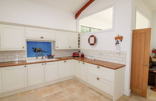 Mangotsfield House | THATCHERS BARN, pet friendly, character holiday cottage in Toddington